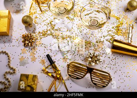 Bicchieri di champagne con decorazione color oro e scatole regalo sul tavolo, spazio copia Foto Stock