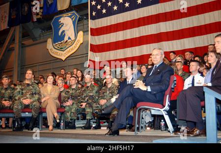 Il Segretario di Stato Colin Powell e la First Lady Laura Bush guardano come il presidente George W. Bush si rivolge a una casa piena a Hangar 3 presso la base dell'aeronautica di Elmendorf. Foto Stock