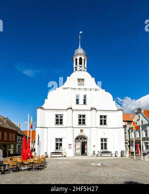 Famosa facciata storica del municipio a Wolgast sotto il cielo blu Foto Stock