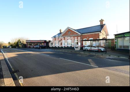 La stazione ferroviaria di Horley a Surrey il 14 2022 gennaio in una fredda mattina di inverni. Foto Stock