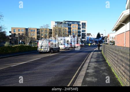 Victoria Road a Horley, Surrey in un freddo inverno mattina il 14 gennaio 2022. Foto Stock