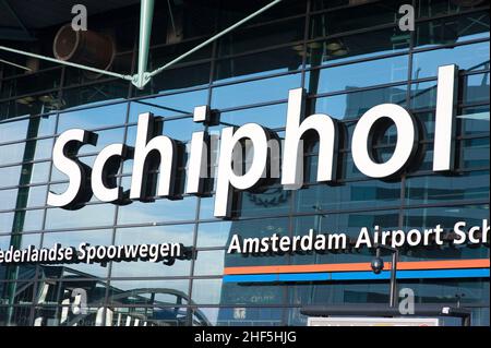 Amsterdam, Paesi Bassi. Facciata e Nome / marchio segno dell'Aeroporto Internazionale Schiphol di Amsterdam a Haarlemmermeer. Foto Stock