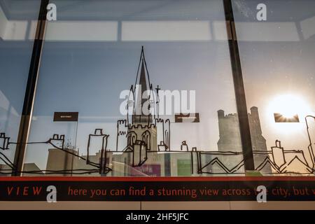 Chichester, gennaio 5th 2022: La Cattedrale come visto dal punto di vista insode il Museo Novium Foto Stock