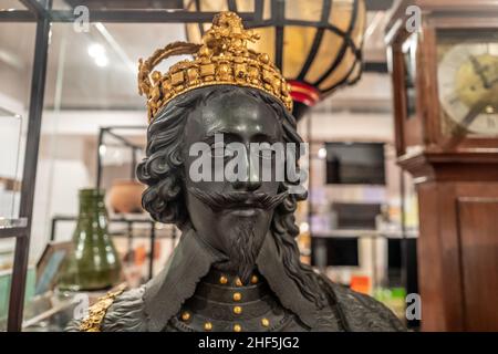 Chichester, gennaio 5th 2022: Busto di marmo di Carlo i che una volta si trovava nella Croce di Chichester ma ora si trova nel Museo del Novio Foto Stock