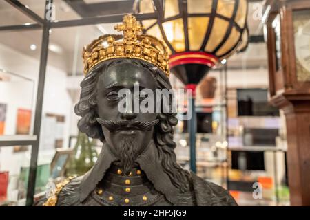 Chichester, gennaio 5th 2022: Busto di marmo di Carlo i che una volta si trovava nella Croce di Chichester ma ora si trova nel Museo del Novio Foto Stock