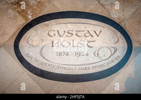 Chichester, gennaio 5th 2022: Cattedrale di Chichester e il memoriale del compositore Gustav Holst Foto Stock