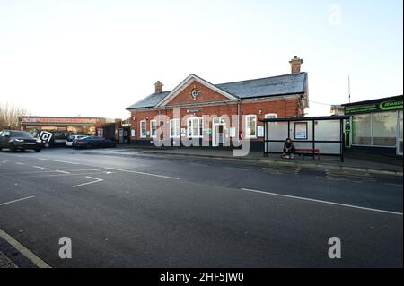 La stazione ferroviaria di Horley a Surrey il 14 2022 gennaio in una fredda mattina di inverni. Foto Stock