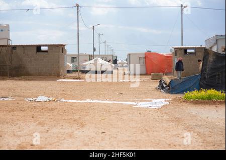 Al Zaatari, al Mafraq, Giordania. Il (quasi) più grande campo profughi del mondo, vicino al confine siriano, ospita circa 80,000 rifugiati durante la Guerra civile. Il campo è costruito con tende e contenitori dell'UNHCR e offre, oltre alle strutture di base, un'economia interamente propria di prodotti e servizi. Foto Stock