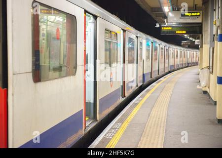 Londra, Regno Unito. Arrivo e partenza dei treni della metropolitana alla stazione metropolitana di Acton Town. Foto Stock