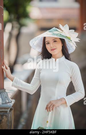 Ho Chi Minh città, Viet Nam: Ao dai, bella ragazza in costume tradizionale vietnamita Foto Stock