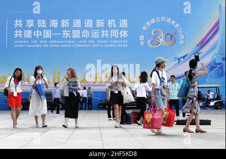 (220114) -- SHANGHAI, 14 gennaio 2022 (Xinhua) -- la gente esce dalla sede del 18th China-ASEAN Expo a Nanning, capitale della regione autonoma Guangxi Zhuang della Cina meridionale, 11 settembre 2021. Il commercio estero della Cina ha spostato su un'altra tacca in 2021, superiore a 6 trilioni dollari degli Stati Uniti per la prima volta, malgrado la pandemia di COVID-19 che continua a pesare sul commercio globale, i dati ufficiali hanno indicato venerdì.il commercio totale delle merci è stato a 6,05 trilioni dollari degli Stati Uniti, Fino a 1,4 trilioni di dollari USA da un anno fa, secondo l'amministrazione generale delle dogane (GAC). Il volume commerciale in termini yuan exha Foto Stock