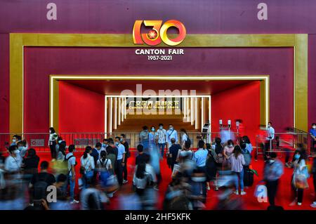 (220114) -- SHANGHAI, 14 gennaio 2022 (Xinhua) -- la gente visita la sessione 130th della fiera di importazione ed esportazione della Cina, o la fiera di Canton, a Guangzhou, provincia del Guangdong della Cina del sud, 15 ottobre 2021. Il commercio estero della Cina ha spostato su un'altra tacca in 2021, superiore a 6 trilioni dollari degli Stati Uniti per la prima volta, malgrado la pandemia di COVID-19 che continua a pesare sul commercio globale, i dati ufficiali hanno indicato venerdì.il commercio totale delle merci è stato a 6,05 trilioni dollari degli Stati Uniti, Fino a 1,4 trilioni di dollari USA da un anno fa, secondo l'amministrazione generale delle dogane (GAC). Il volume commerciale in yuan termine Foto Stock