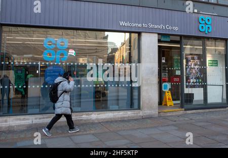 Londra, Inghilterra, Regno Unito. 14th Jan 2022. Il ramo Strand del supermercato Co Op è visto dove il personale numero 10 ha comprato le bevande il 16 aprile 2021 per la festa durante il blocco di Coronavirus e il periodo di lutto per il principe Filippo. (Credit Image: © Tayfun Salci/ZUMA Press Wire) Credit: ZUMA Press, Inc./Alamy Live News Foto Stock