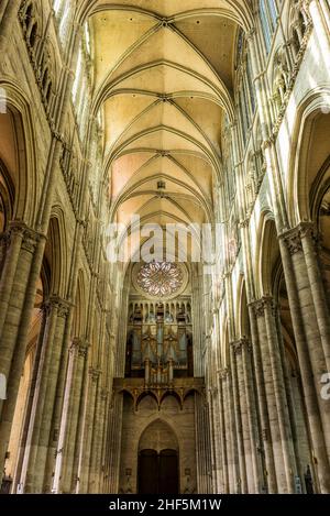 FRANCIA. SOMME (80). AMIENS. LA CATTEDRALE DI NOTRE-DAME. LE ALTITUDINI DELLA NAVATA CENTRALE Foto Stock