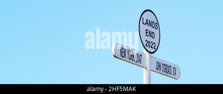 Banner o intestazione orizzontale con cartello a fine Cornovaglia di Land. La fine della terra a John o' Groats è il traversato di tutta la lunghezza del Gran Britai Foto Stock