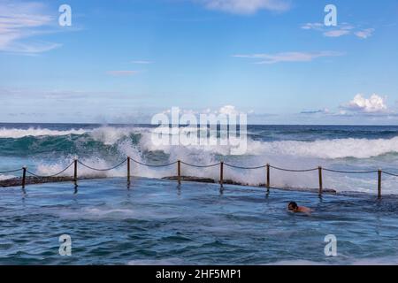 Avalon Beach piscina oceano con persona nuoto nella piscina di roccia all'aperto, Avalon Beach Sydney, Australia blu cielo estate Foto Stock