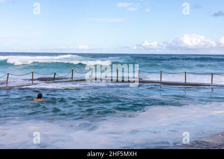 Avalon Beach piscina oceano con persona nuoto nella piscina di roccia all'aperto, Avalon Beach Sydney, Australia blu cielo estate Foto Stock