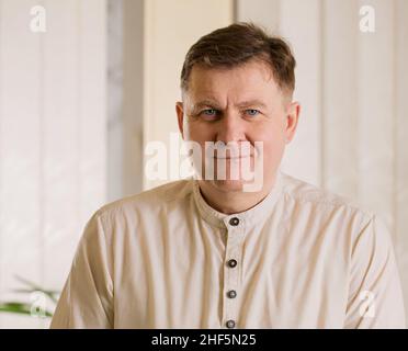 Uomo attraente per adulti in una camicia leggera Foto Stock