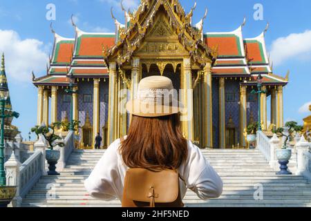 Il viaggiatore asiatico di donna al Wat phra keaw è tempio buddista a Bangkok, Thailandia. È uno dei templi più belli di Bangkok Foto Stock