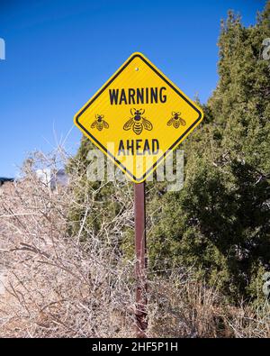 San Bernardino County, CA, USA - 5 gennaio 2022: Segnale di avvertimento per le api selvatiche presso Keys View nel Joshua Tree National Park, San Bernardino County, CA. Foto Stock