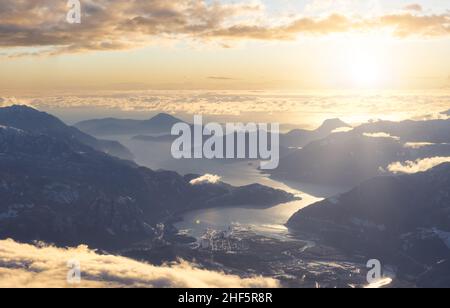 Vista aerea di una piccola città, Squamish, in Howe Sound durante la stagione invernale. Foto Stock