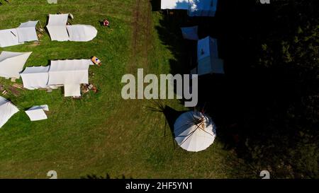 Veduta aerea di Blood Lake Rendezvous accampamento di pre-1840 storici re-enactors che offre periodo pioniere-abbigliamento, attività, Woodford, WI, USA Foto Stock