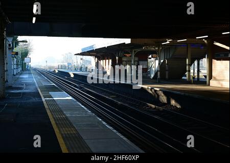 La stazione ferroviaria di Horley a Surrey il 14 2022 gennaio in una fredda mattina di inverni. Foto Stock