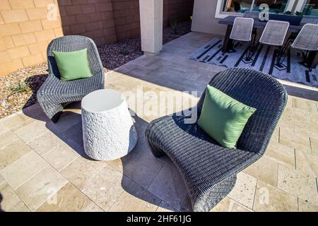 Due sedie Grey Wicker sul patio posteriore Foto Stock