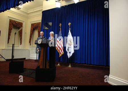 Il Segretario Sebelius annuncia $250 milioni di finanziamenti per il programma Beacon Communities insieme al Vice Presidente Joe Biden. Foto Stock