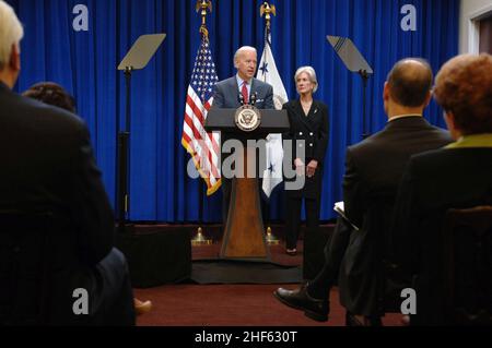 Il Segretario Sebelius guarda a come il Vice Presidente Joe Biden presenta osservazioni sulle sovvenzioni delle Comunità Beacon che sono state rese possibili dall'American Recovery and Reinvestment Act. Foto Stock