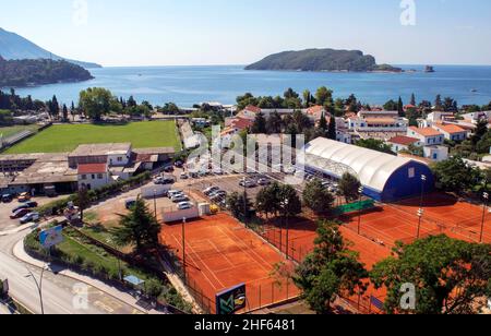 Montenegro - Budva: 6 settembre 2021: Vista aerea della città di Budva con traffico stradale tra le coste. Strada principale della città turistica con residenziale Foto Stock