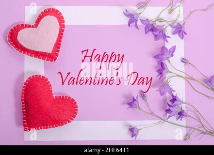 Biglietto di auguri in stile Perry con l'iscrizione Happy San Valentino con cornice bianca con cuori e fiori Foto Stock