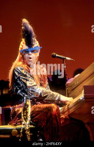 DETROIT - 17 AGOSTO: Cantante, cantautore, pianista e compositore inglese, Sir Elton John, suona al Pine Knob Music Thater, il 17 agosto 1986, a Clarkston, Michigan credito: Ross Marino / Rock negatives / MediaPunch Foto Stock