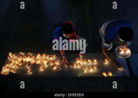 Colombo, Sri Lanka. 14th Jan 2022. La gente accende le candele in un tempio durante la festa di Pongal Tailandese a Colombo, Sri Lanka, il 14 gennaio 2022. La gente celebra il Pongal Tailandese durante la stagione del raccolto per ringraziare il sole per aver dato loro un buon raccolto. Credit: Ajith Perera/Xinhua/Alamy Live News Foto Stock