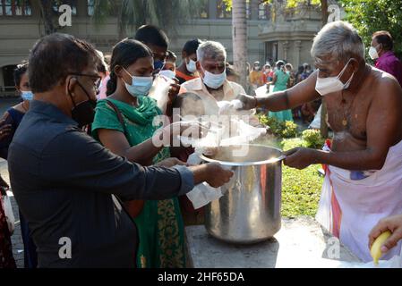 Colombo, Sri Lanka. 14th Jan 2022. La gente aspetta Pongal mentre il Pongal è cucinato durante il festival del Pongal thailandese a Colombo, Sri Lanka, il 14 gennaio 2022. La gente celebra il Pongal Tailandese durante la stagione del raccolto per ringraziare il sole per aver dato loro un buon raccolto. Credit: Gayan Sameera/Xinhua/Alamy Live News Foto Stock