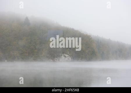 Nebbia mattutina al lago di Wochein dissipa, Slovenia, 15.10.2021. Foto Stock