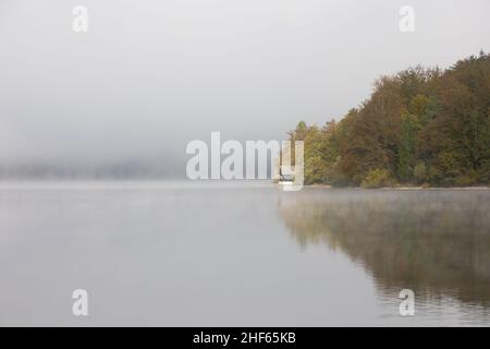 Nebbia mattutina al lago di Wochein dissipa, Slovenia, 15.10.2021. Foto Stock