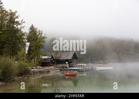 Nebbia mattutina al lago di Wochein dissipa, Slovenia, 15.10.2021. Foto Stock