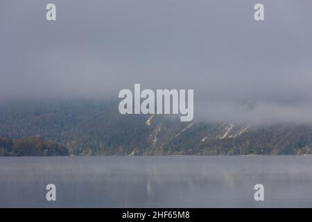 Nebbia mattutina al lago di Wochein dissipa, Slovenia, 15.10.2021. Foto Stock