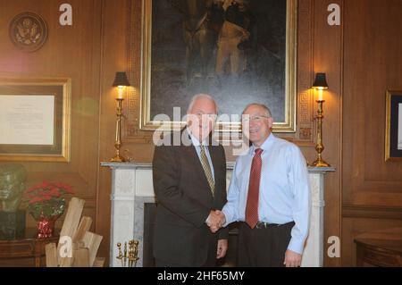 Il Segretario Ken Salazar con l'ex Governatore dell'Alaska Frank Murkowski, presso la sede centrale dell'interno, Washington, D.C. Foto Stock