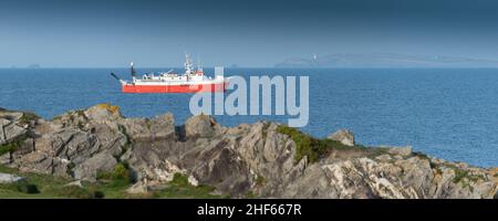 Un'immagine panoramica della ricerca EGS Ventus navigazione a vapore attraverso Towan Head nella baia di Newquay in Cornovaglia. Foto Stock