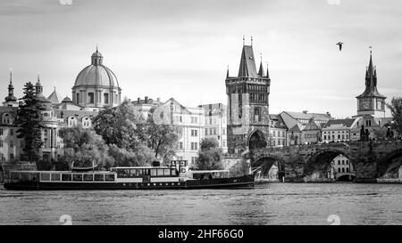 La Città Vecchia di Praga, Repubblica Ceca. Fotografia in bianco e nero, paesaggio urbano Foto Stock