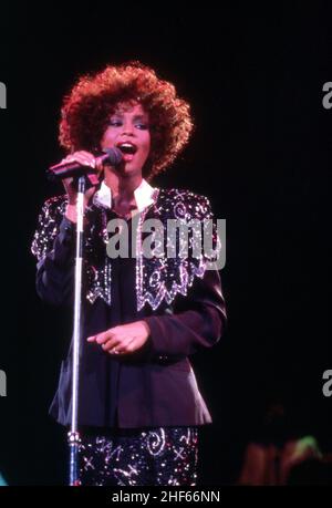 CLARKSTON - LUGLIO 31: Whitney Houston, cantante e attrice americana, suona al Pine Knob Music Theatre durante il suo tour mondiale del 'Moment of Truth', il 31 Luglio 1987, a Clarkston, Michigan. Credito: Ross Marino / Rock negatives / MediaPunch Foto Stock