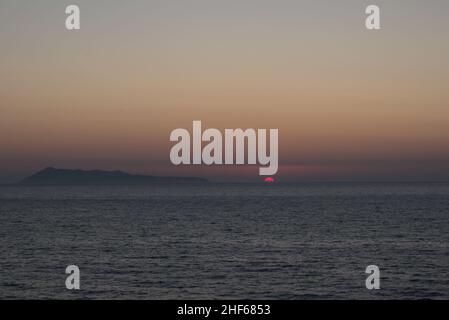 Tramonto a Logas Beach a Peroulades, isola di Corfu Foto Stock