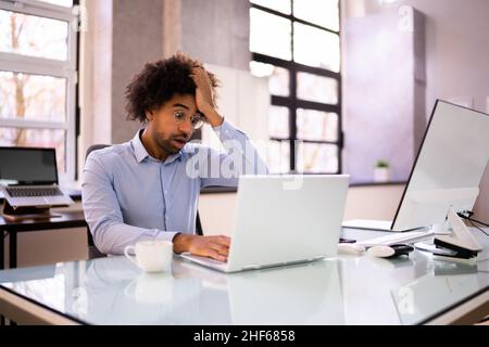 Uomo americano africano stanco con mal di testa e stress Foto Stock