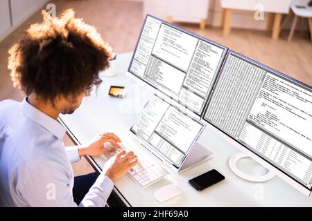 Programmatore Africano Americano uomo che codifica su computer Foto Stock