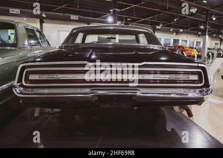 '7/31/2021 - Sharjah, Emirati Arabi Uniti: 1967 Ford Thunderbird un nero American Classic auto vista posteriore. Foto Stock