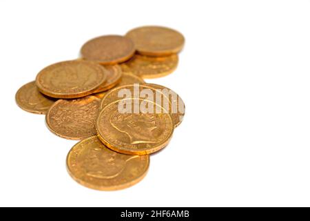 Vecchie monete d'oro su sfondo bianco Foto Stock