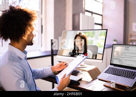 Webinar di intervista online per le aziende su computer portatili Foto Stock