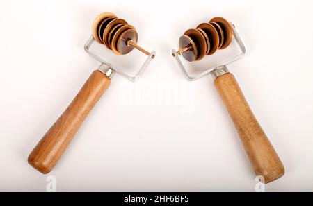 Barbiere dell'Opera di Siviglia, Sistro, sistrum. Strumento di percussione di rattling. Foto Stock